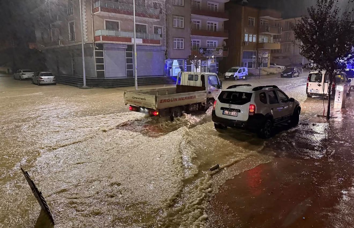 Sakarya Kaynarca\'da tepelerden gelen sel suları ilçe merkezini su altında bıraktı