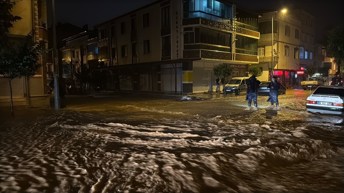 Sakarya Karasu\'da sağanak hayatı olumsuz etkiledi, cadde ve sokaklar suyla kaplandı