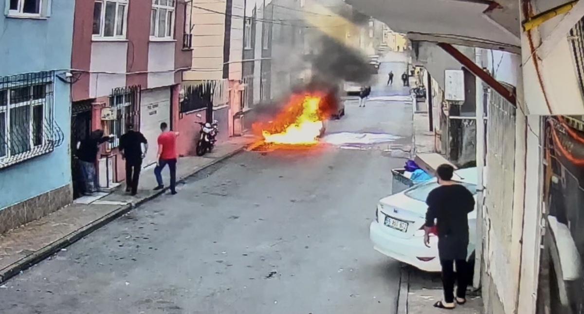 Samsun İlkadım\'da park halindeki elektrikli araçtaki yangın battaniyeyle söndürüldü