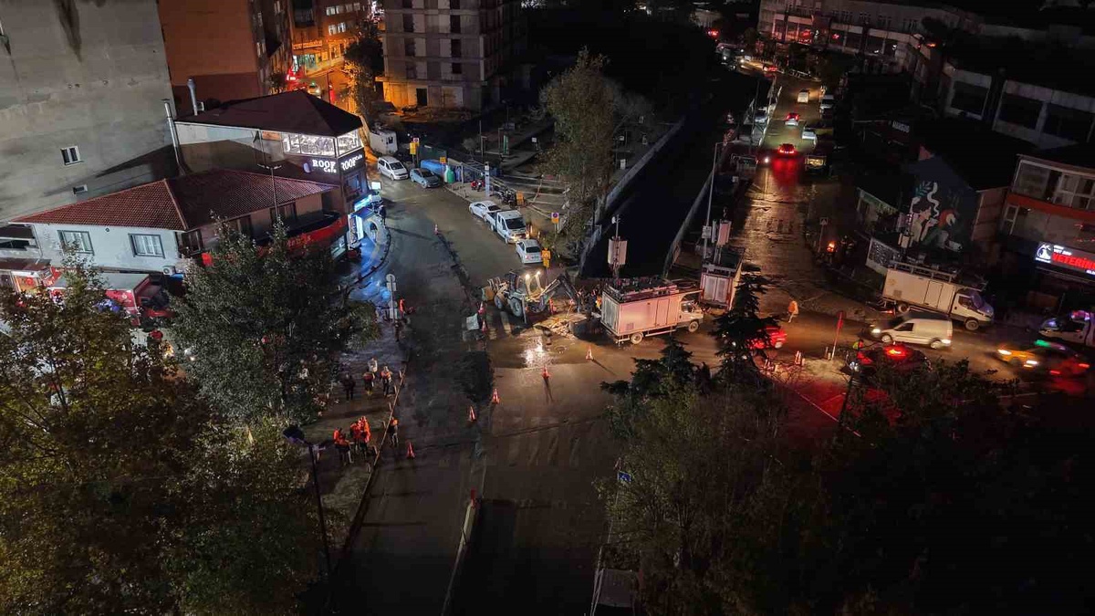Sarıyer Ayazağa\'da selde hasar gören yurt, saha ve dükkanların yıkımı akşam sürüyor