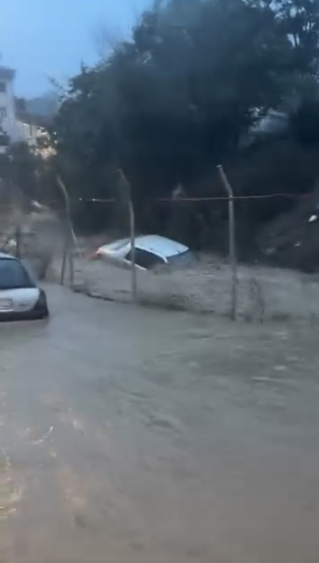 Sel felaketinde yürek yakan anlar! Kayıp Ahmet Derin’in aracı böyle sürüklenmiş