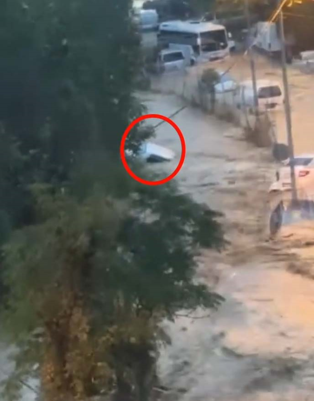 Sel felaketinde yürek yakan anlar! Kayıp Ahmet Derin’in aracı böyle sürüklenmiş