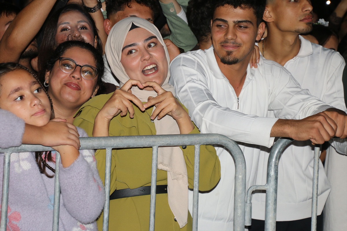 Altınözü\'nde Zeytin Festivali\'nde Derya Bedavacı konseri