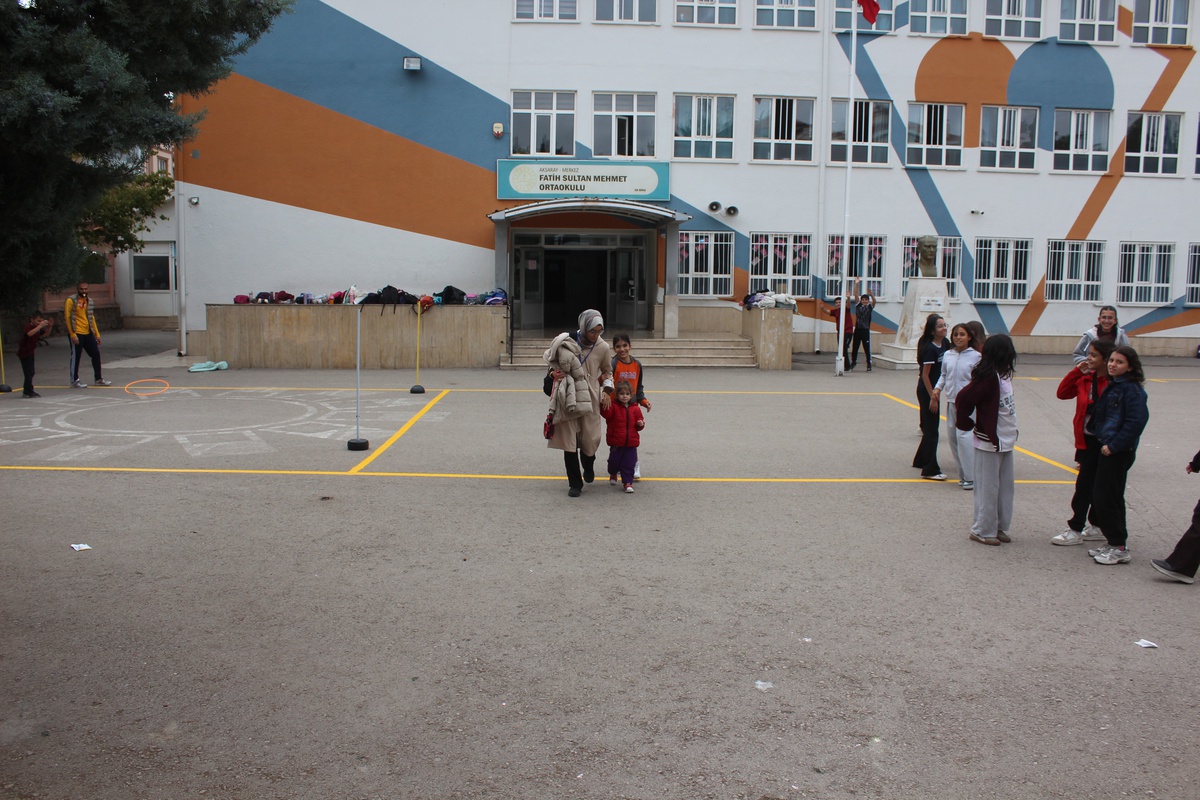 7 yaşına kadar yürüyemeyen Hayrunnisa, şimdi doktorluk hayaliyle okula gidiyor