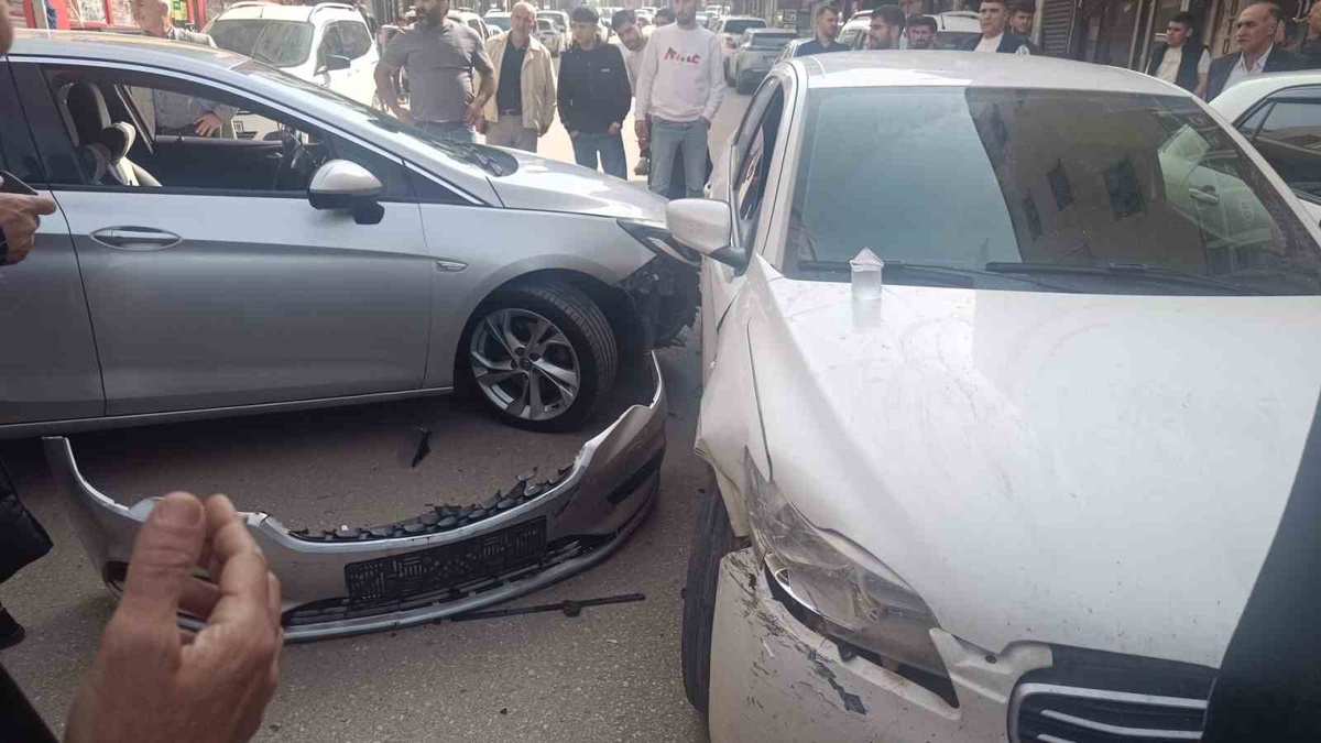 Siirt Kurtalan\'da çarpışan iki araçta maddi hasar oluştu, kazada yaralanan olmadı