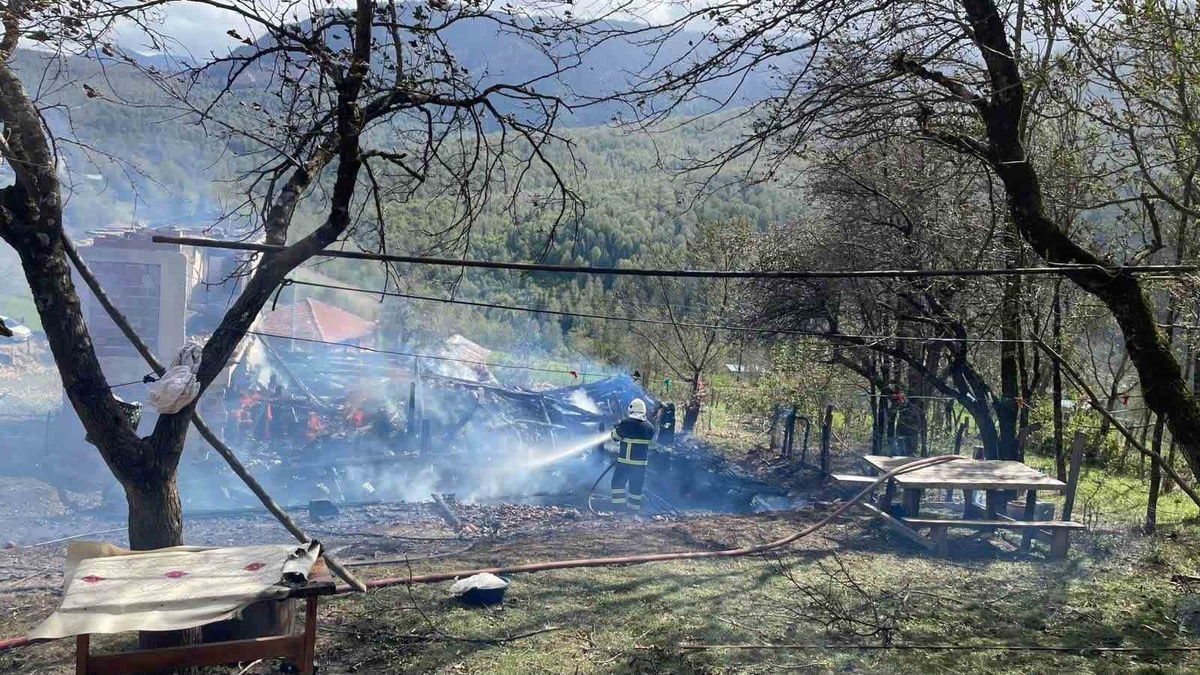 Sinop Türkeli\'de Şerafettin Demirel\'in evi yangında tamamen kullanılamaz hale geldi