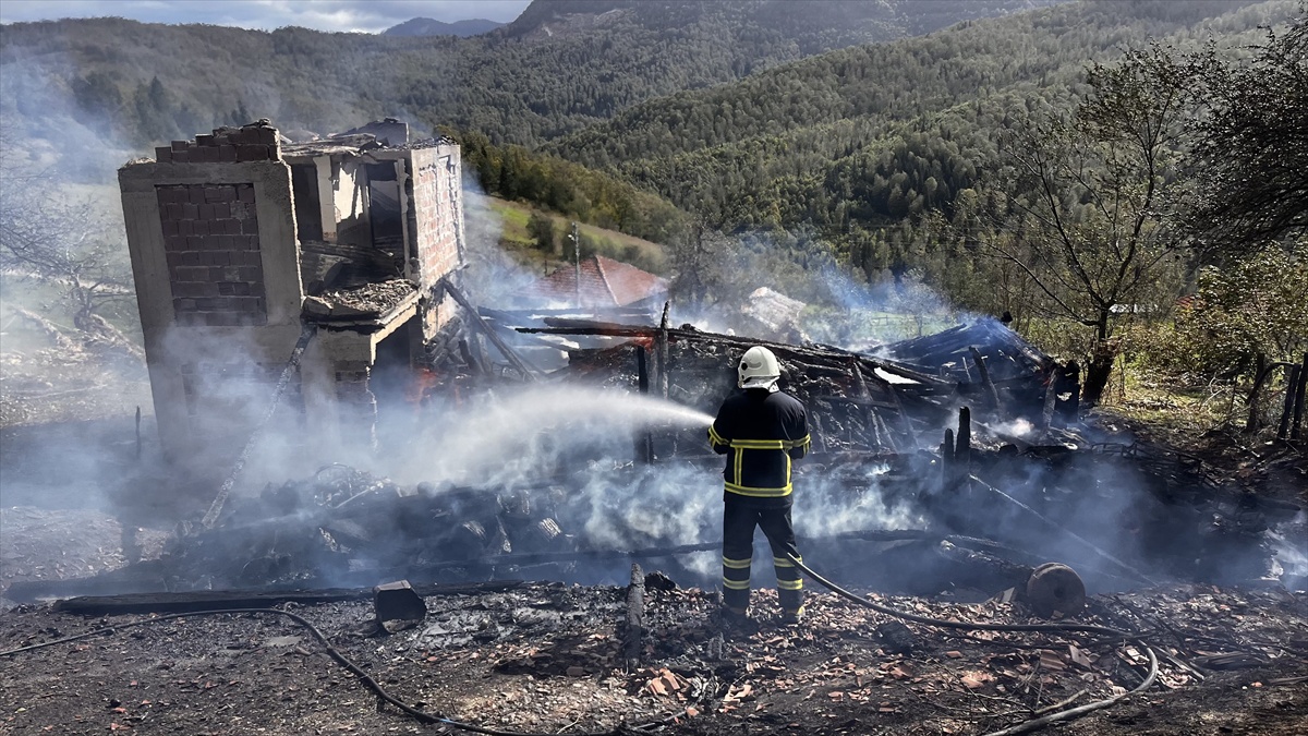 Sinop Türkeli\'de ev yangını rüzgarla büyüdü, tek katlı ev kullanılamaz hale geldi