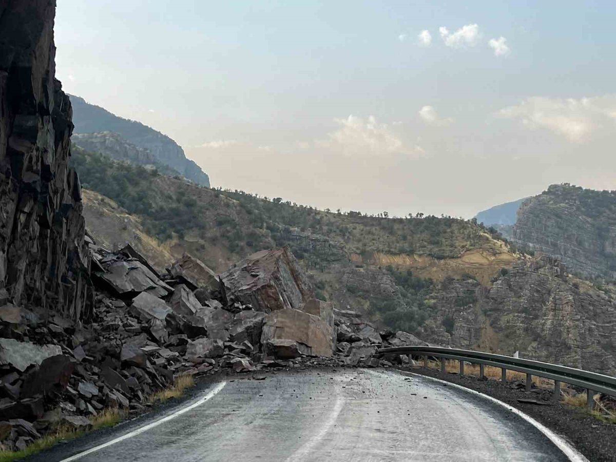 Şırnak Beytüşşebap\'ta aşırı yağış sonrası kayalar yolu kapatınca araçlar yolda kaldı