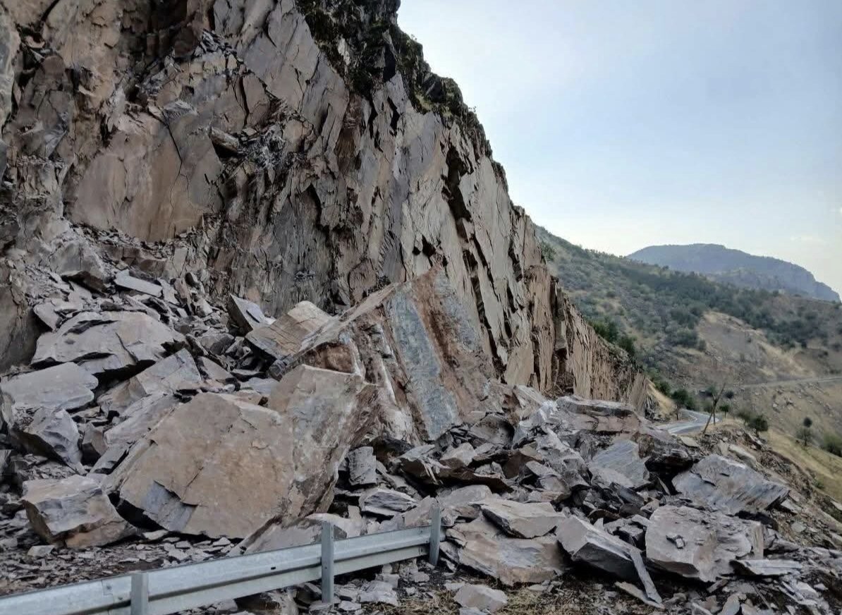 Şırnak-Beytüşşebap yolunda kaya düşmesi ulaşımı kesti, can kaybı yok