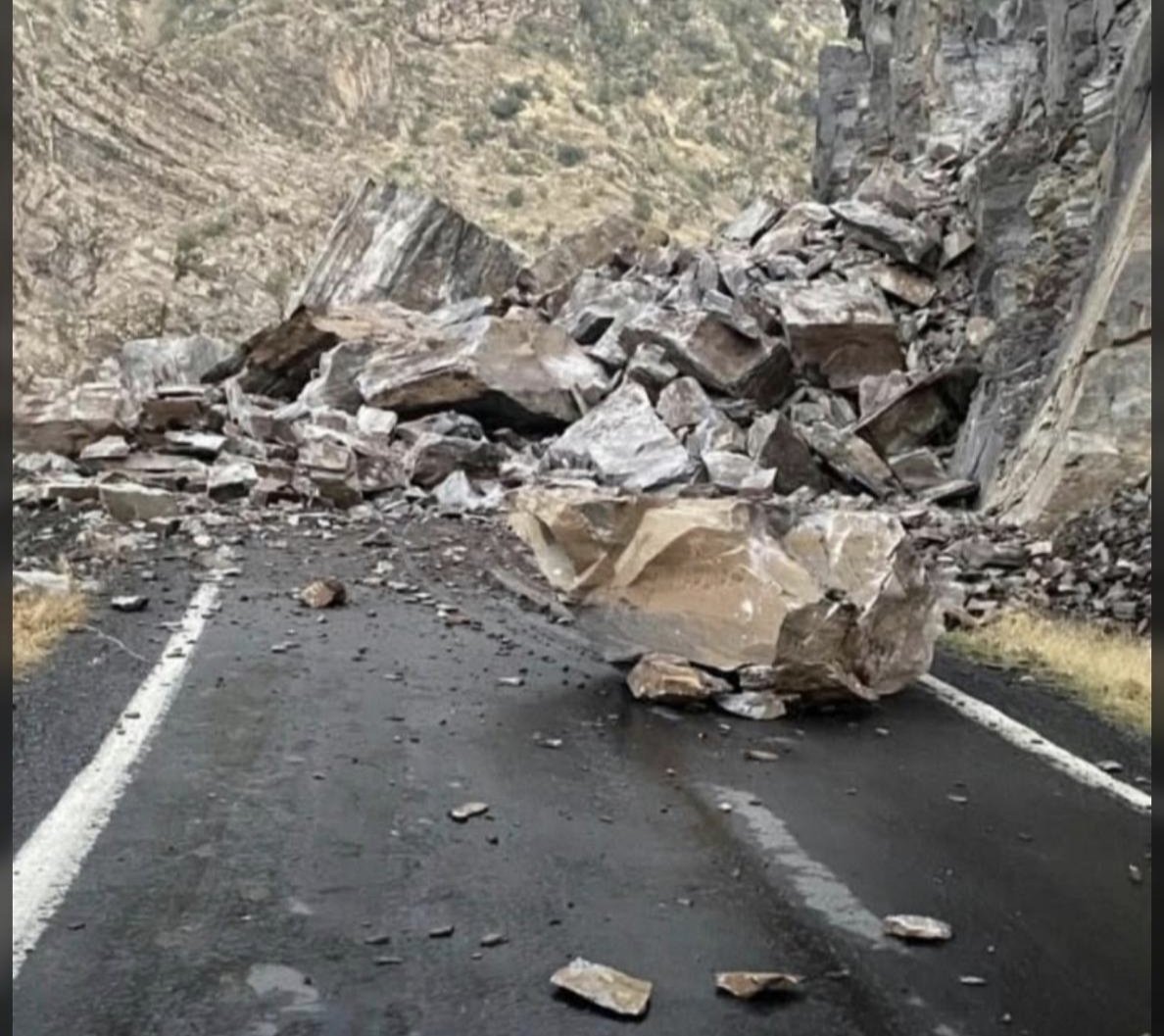 Şırnak-Beytüşşebap yolunda kaya düşmesi ulaşımı kesti, can kaybı yok