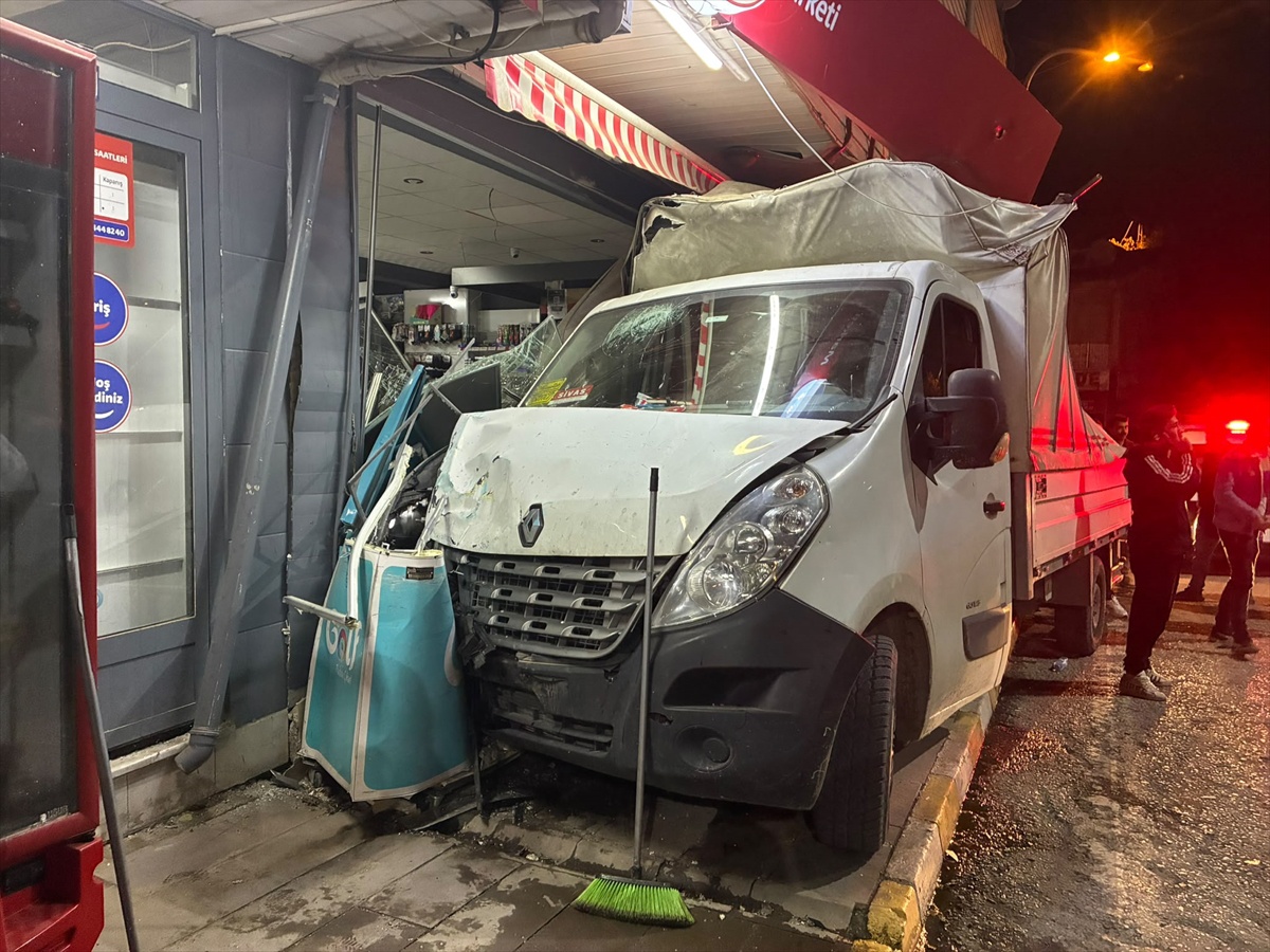 Sivas Koyulhisar\'da markete çarpan kamyonette sürücü ve market sahibi yaralandı