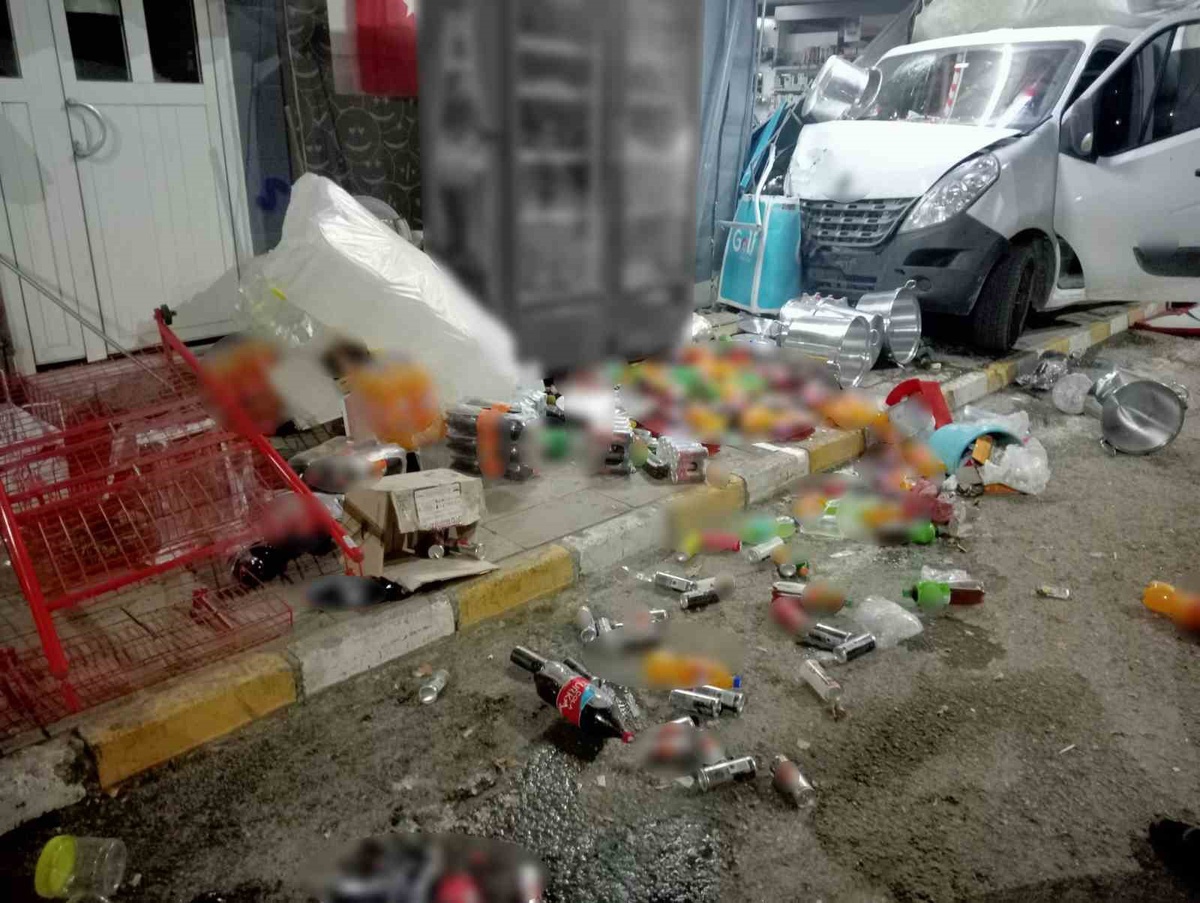Sivas Koyulhisar\'da kontrolden çıkan kamyonet markete girdi, 2 kişi yaralandı