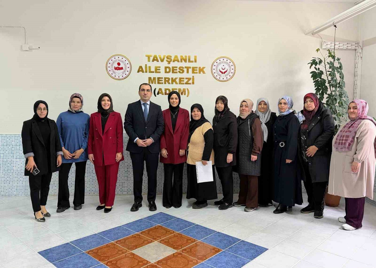 Tavşanlı Çukurköy\'deki ADEM\'de 3 aylık eğitimi bitiren kadınlar sertifikalarını aldı