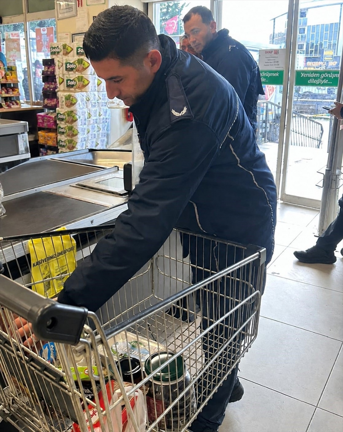 Ergene\'de zabıta tarihi geçmiş ürünleri topladı, işletmelere ceza kesti