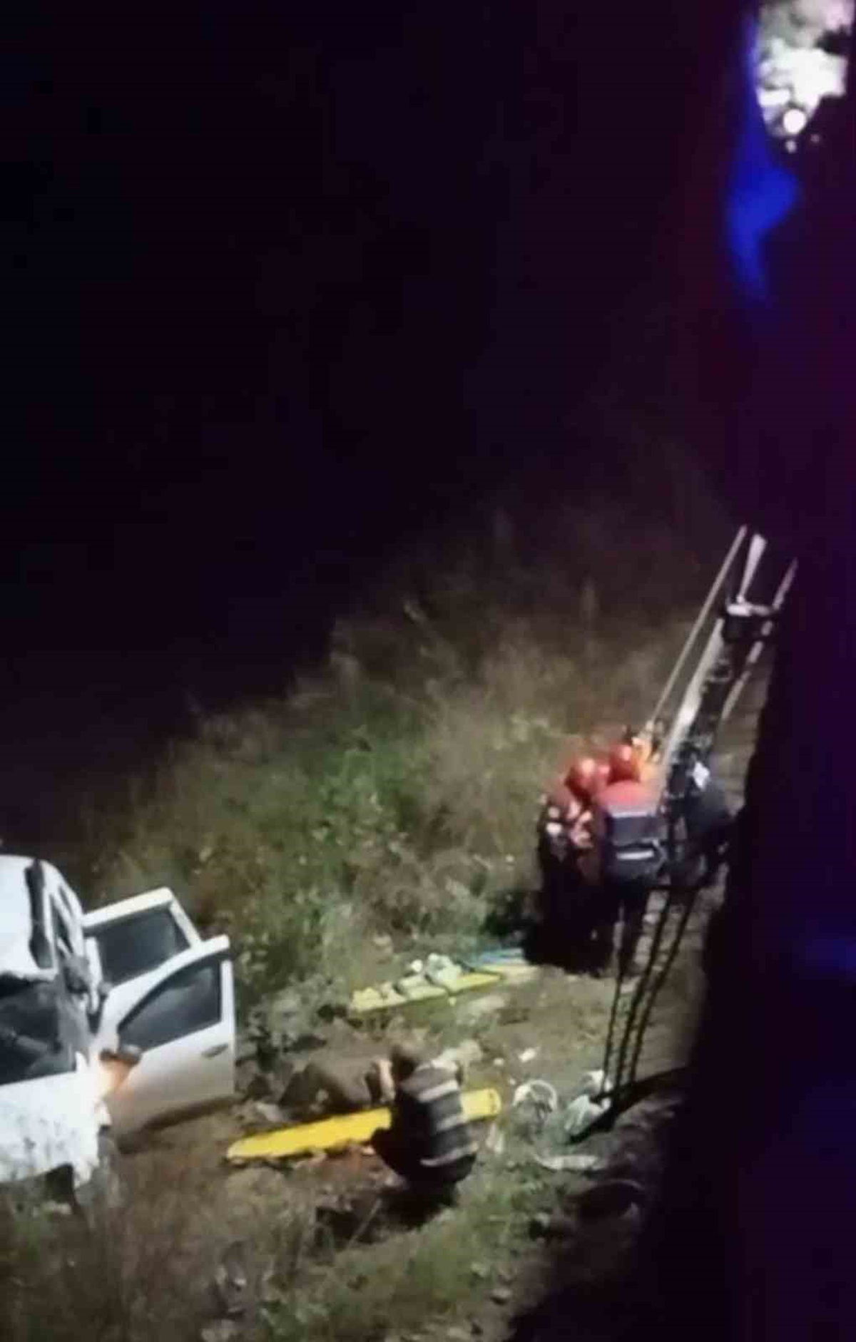 Trabzon Araklı\'da dereye uçan araçtaki 5 yaralı vinçle güçlükle kurtarıldı