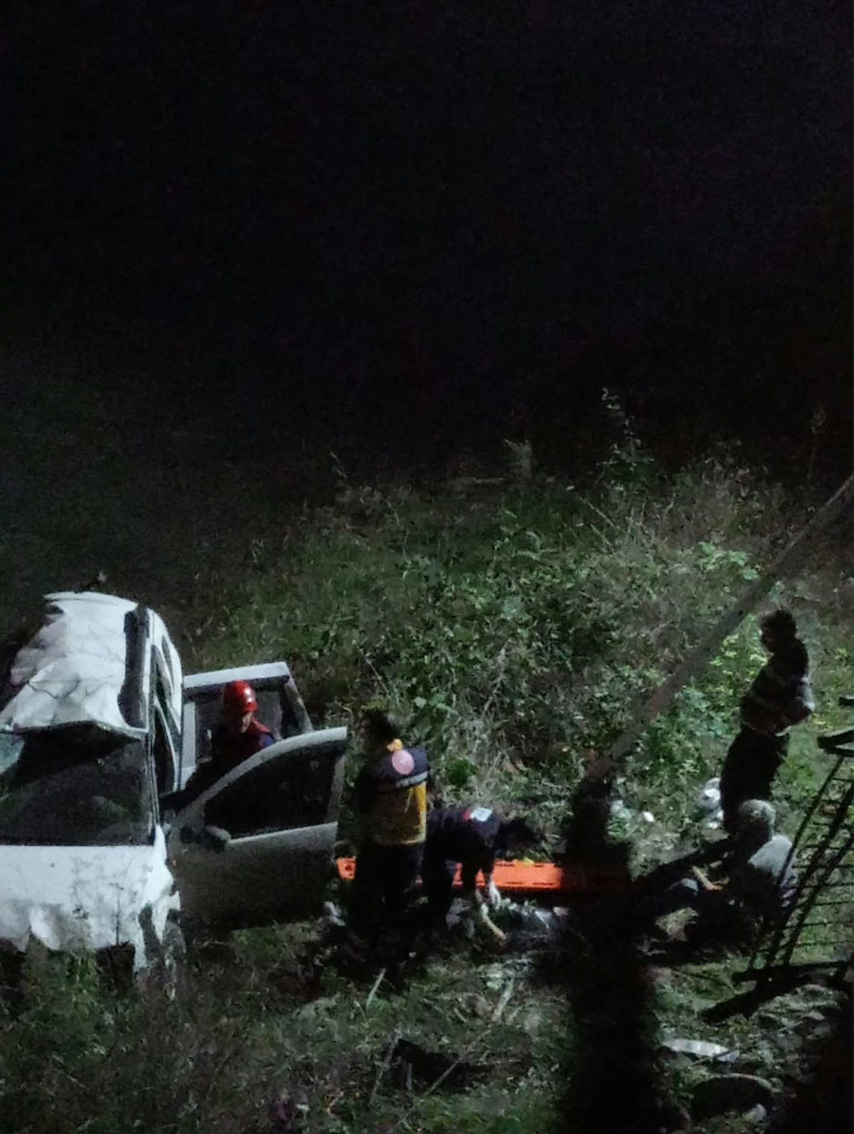 Trabzon Araklı\'da cip bariyerleri aşıp dereye düştü, 5 kişi yaralandı.