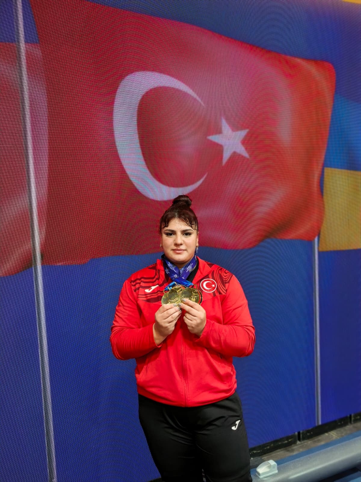 Tuana Süren, Durres\'te gençlerde Avrupa halter şampiyonu olup 3 altın madalya kazandı