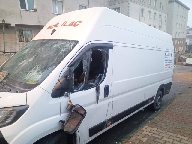 Ayrılığı kabullenemedi, eski sevgilisinin aracını bu hale getirdi! <a class='keyword-sd' href='/saldiri/' title='Saldırı'>Saldırı</a> anları kamerada