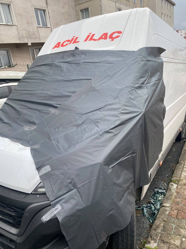 Ayrılığı kabullenemedi, eski sevgilisinin aracını bu hale getirdi! Saldırı anları kamerada