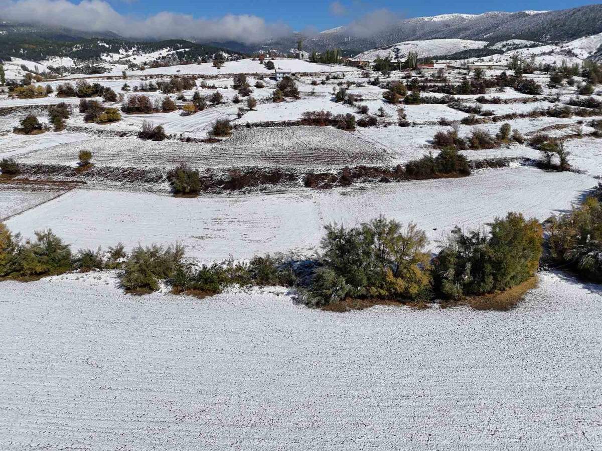 Uşak\'ta yüksek kesimlerde kar etkisini gösterdi, manzaralar dronla kaydedildi