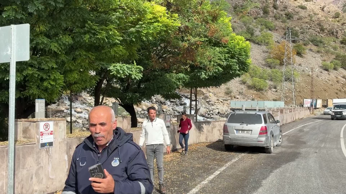 Van Çatak\'ta Kanispi Şelalesi son bir haftadır etkili yağışlarla suya kavuştu