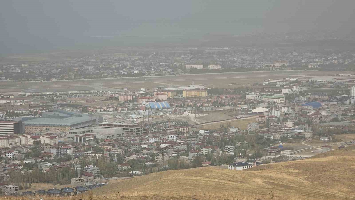 Van\'da Basra Körfezi üzerinden gelen toz, kent genelinde görüş mesafesini düşürdü