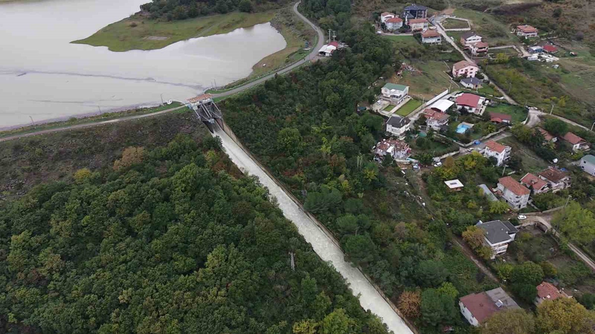 Yalova\'da Gökçe Barajı\'nda doluluk yüzde 60\'ı aşınca kontrollü su tahliyesi sürüyor