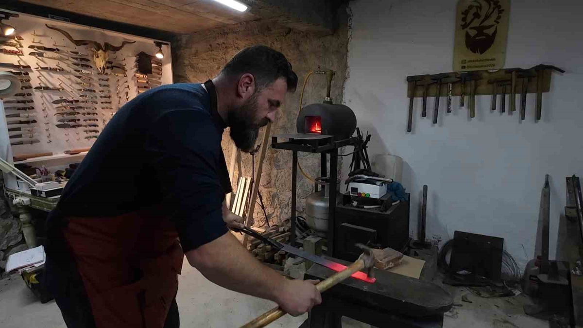 Yozgat Aydıncık\'ta teknisyen Özkan 7 yıldır hurda metalleri bıçaklara dönüştürüyor