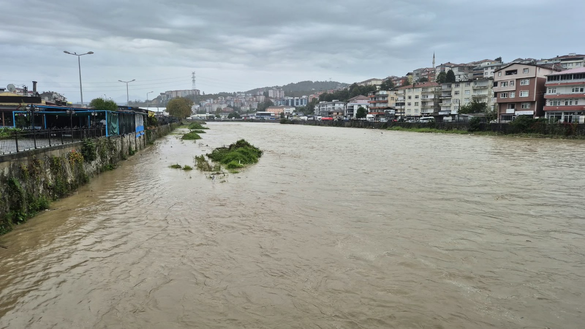 Zonguldak Alaplı\'da Alaplı Çayı kabardı, dev dalgalar yapımı süren mendireğe zarar verdi