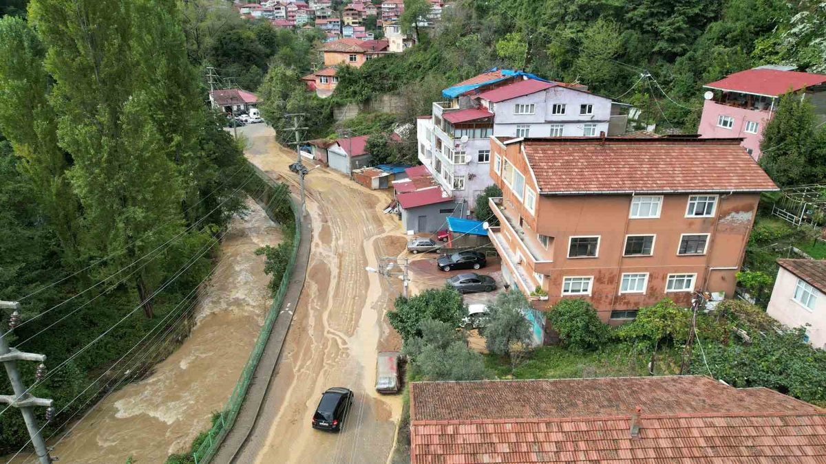 Zonguldak\'ta heyelan evin yolunu kapattı, 84 yaşındaki anne evde yoktu