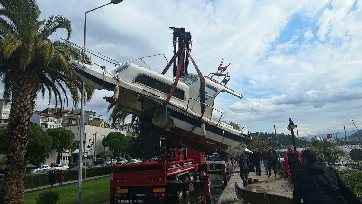 Fırtına sonrası batan Kuzey Yıldızı teknesi Zonguldak Ereğli\'de kurtarıldı