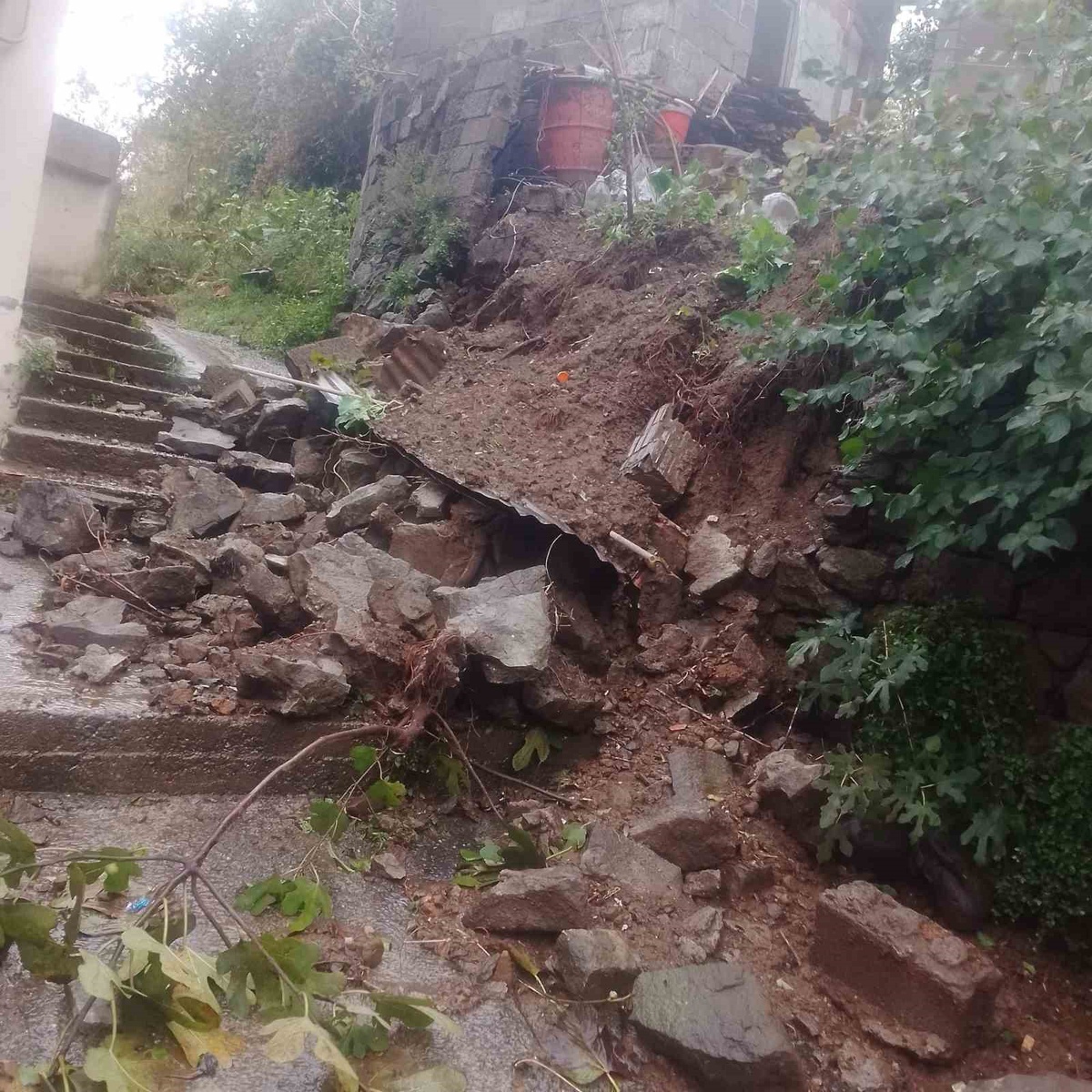 Karadeniz Ereğli\'de aşırı yağış sonrası Sakin Dere Sokak\'ta perde duvar çöktü