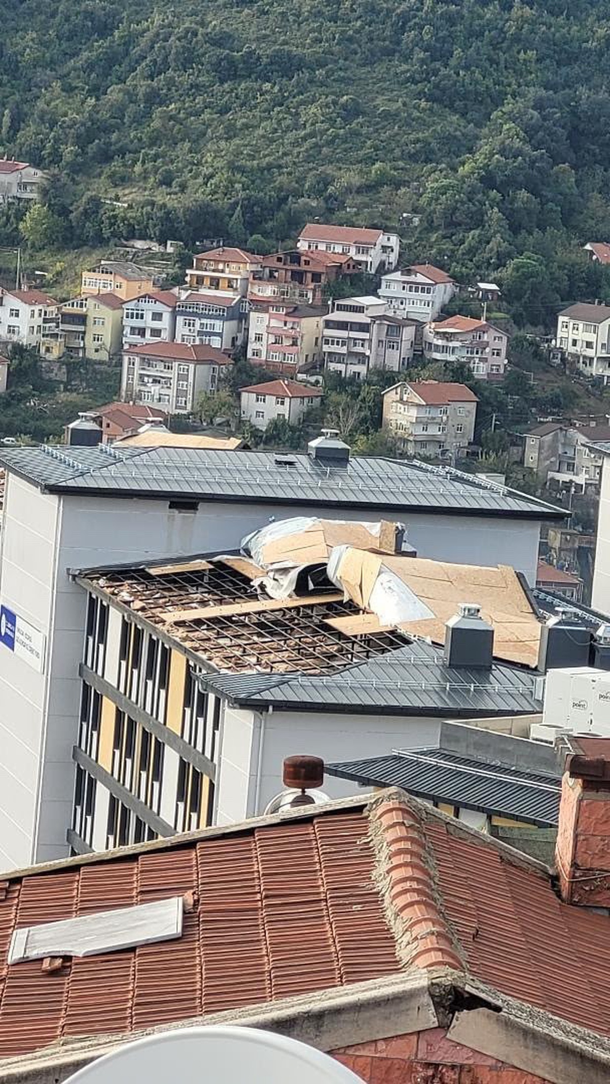 Zonguldak Ereğli\'de şiddetli rüzgar KYK kız yurdu çatısını söktü, yaralanan olmadı