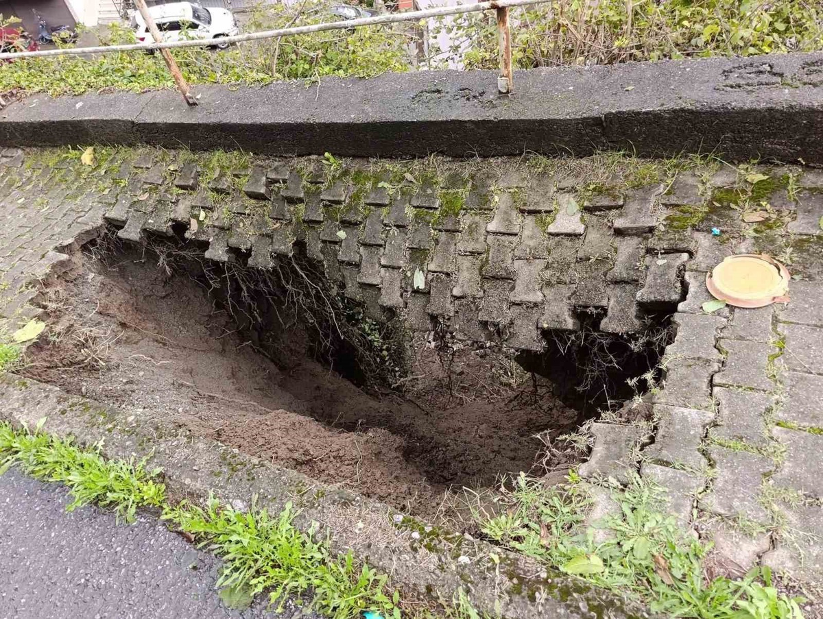 Zonguldak Karadeniz Ereğli\'de yağış sonrası kaldırım çöktü, mahalleli önlem bekliyor