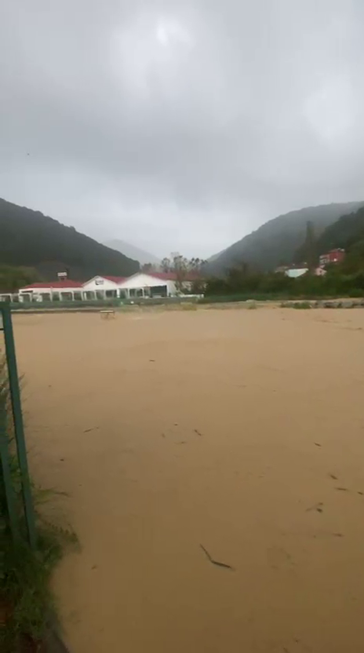 Zonguldak Kozlu\'da taşan dere araç yoluna ulaştı, Ilıksu Plajı sular altında kaldı