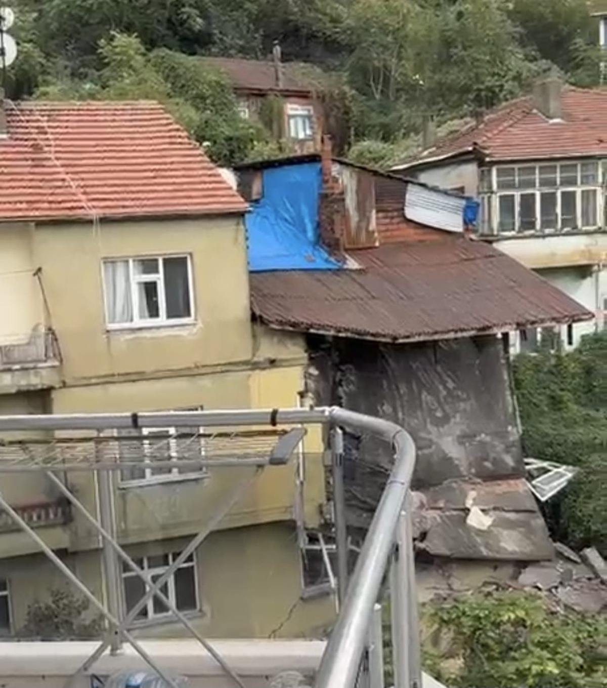 Zonguldak\'ta sağanak toprağı yumuşattı, 2 katlı evin kalanı da bugün çöktü