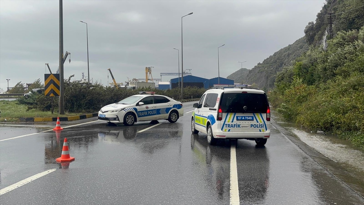 Zonguldak\'ta sağanak sonucu kopan kaya Ereğli-Alaplı yolunu tek yönde kapattı