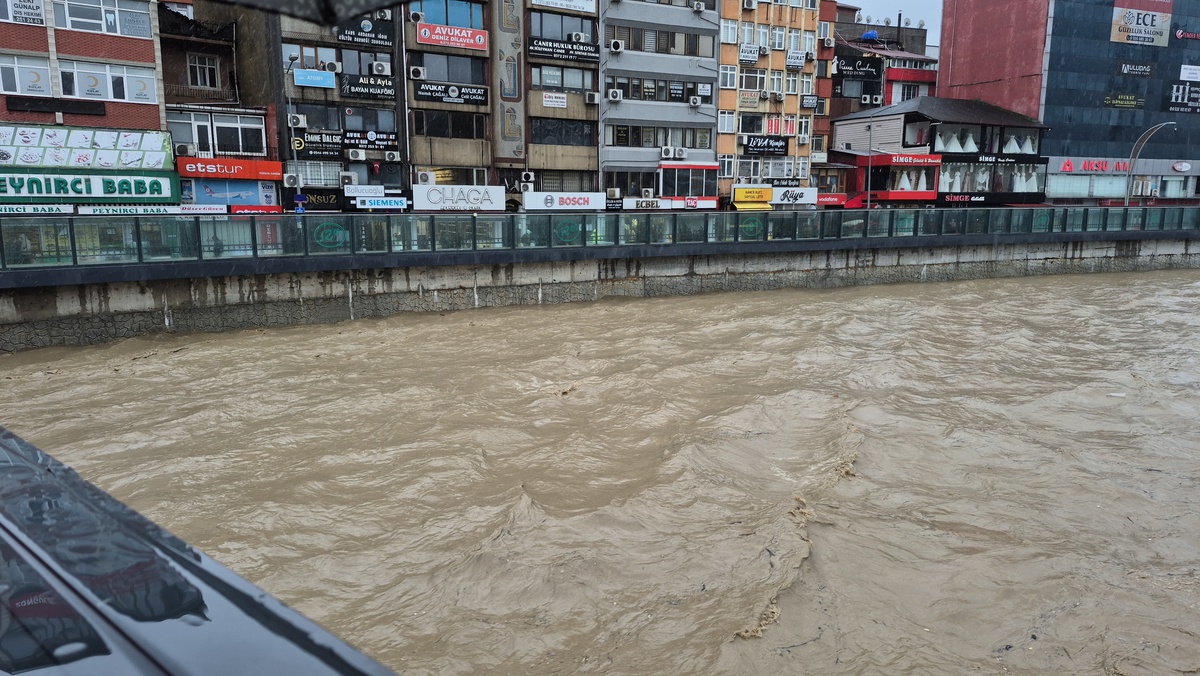 Zonguldak\'ta sağanak sonrası Çaydamar\'da istinat duvarı çöktü, iş yerlerini su bastı