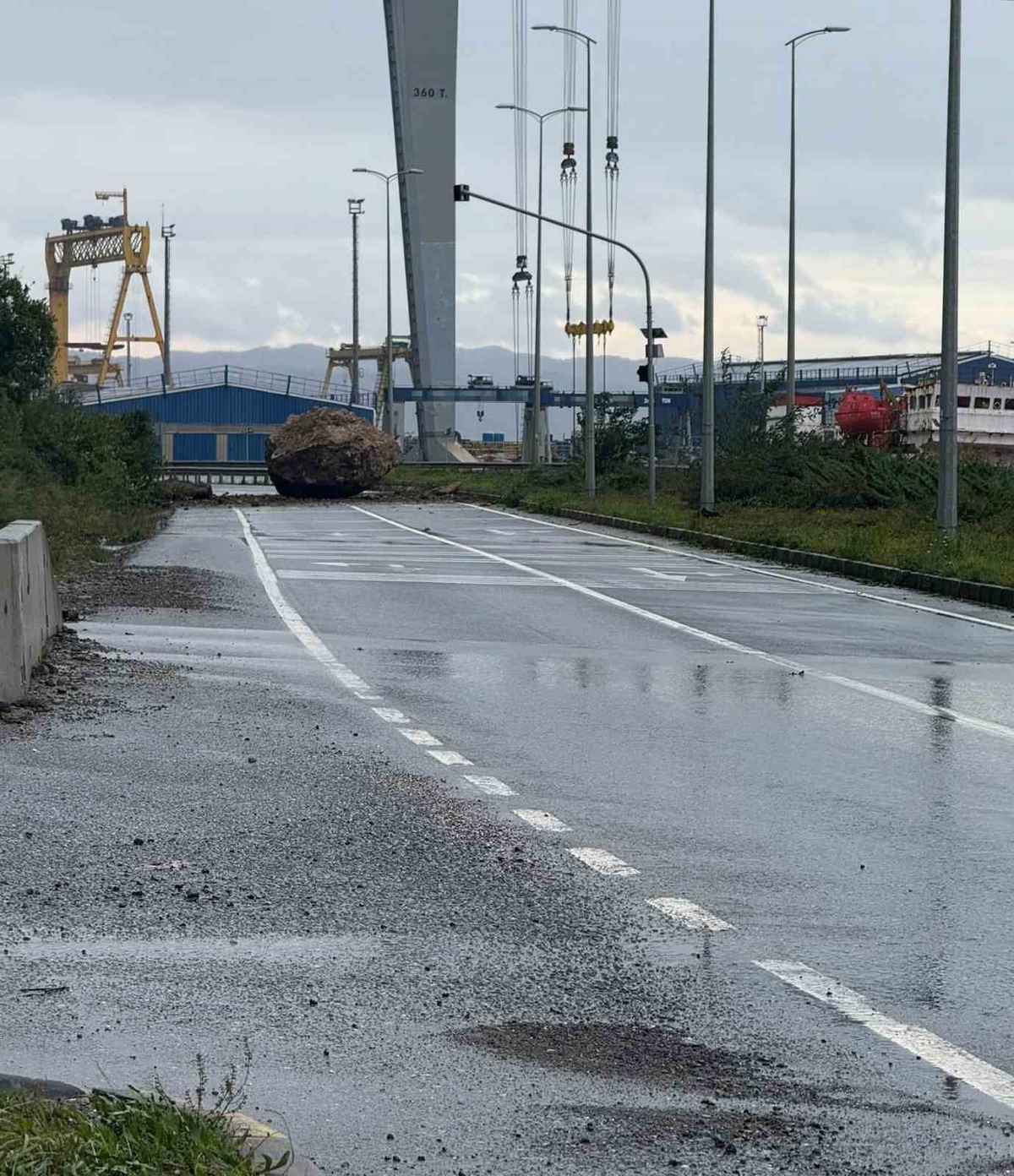 Zonguldak\'ta dağdan kopan dev kaya yola düştü, kaldırılınca yol ulaşıma açıldı