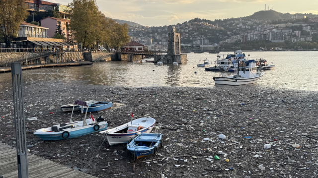 Zonguldak'ta sağanak sonrası derelerden sürüklenen çöpler limanda birikti