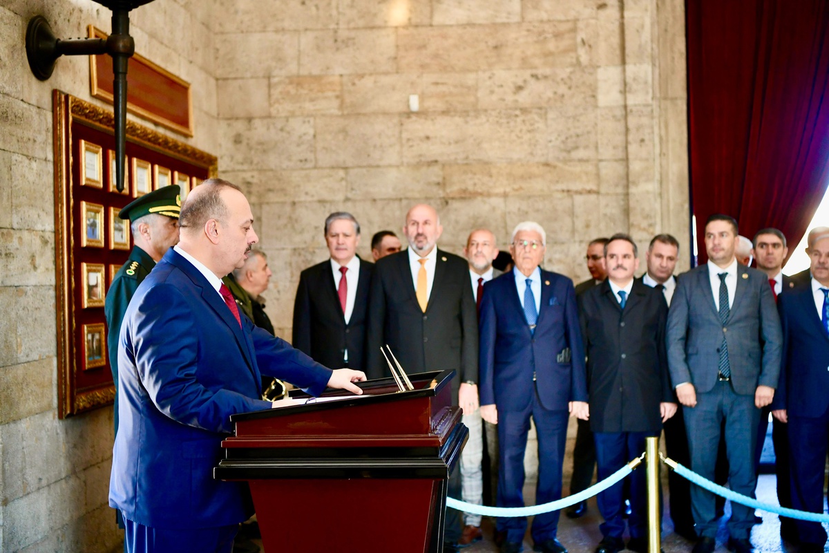 Ankara Valisi Canbolat, Muhtarlar Günü\'nde muhtarlarla Anıtkabir\'e çelenk bıraktı