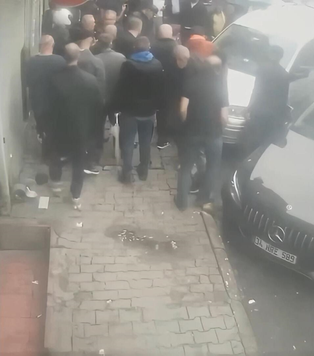 2 erkekle kaldığı otel odasının penceresine çıktı! Sonrası korkunç