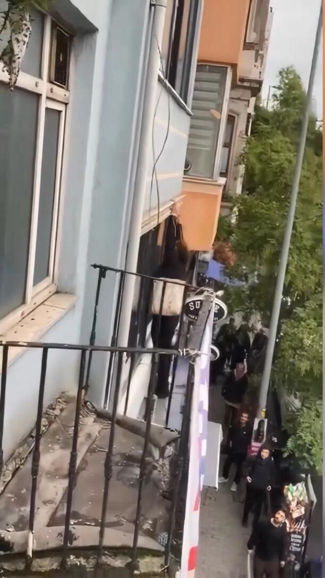 2 erkekle kaldığı otel odasının penceresine çıktı! Sonrası korkunç