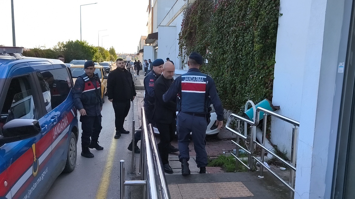 Adana\'da Çukurova Belediyesi\'ne yönelik operasyonda 4 yüklenicinin işlemleri sürüyor