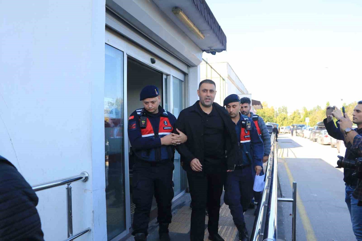 Adana\'da Çukurova Belediyesi operasyonunda 44 şüpheli jandarmaya götürüldü