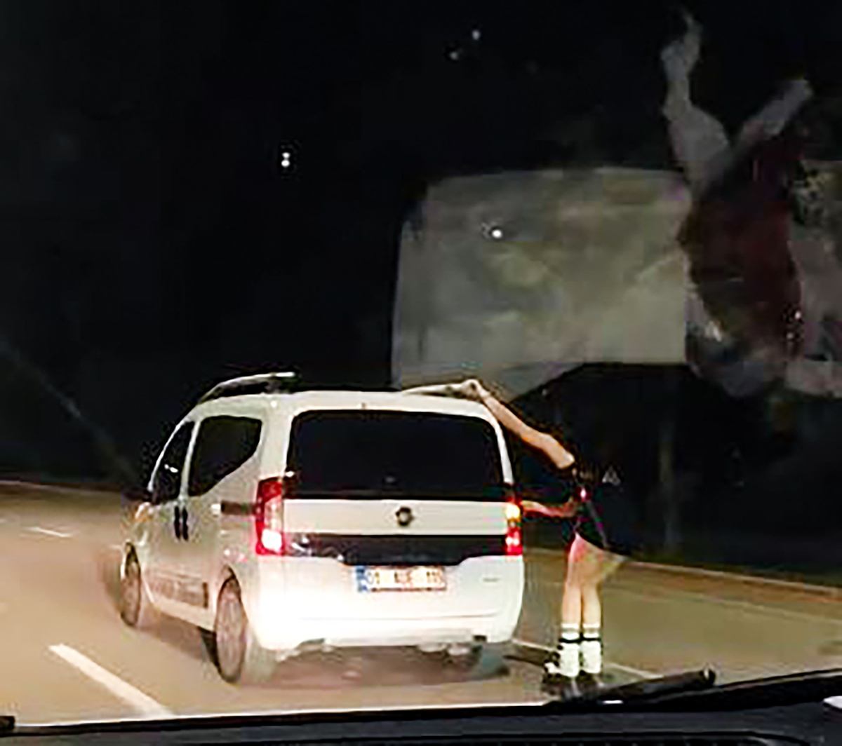 Patenli genç kızın aracın arkasına tutunup ilerlediği anlar Adana\'da kameraya yansıdı