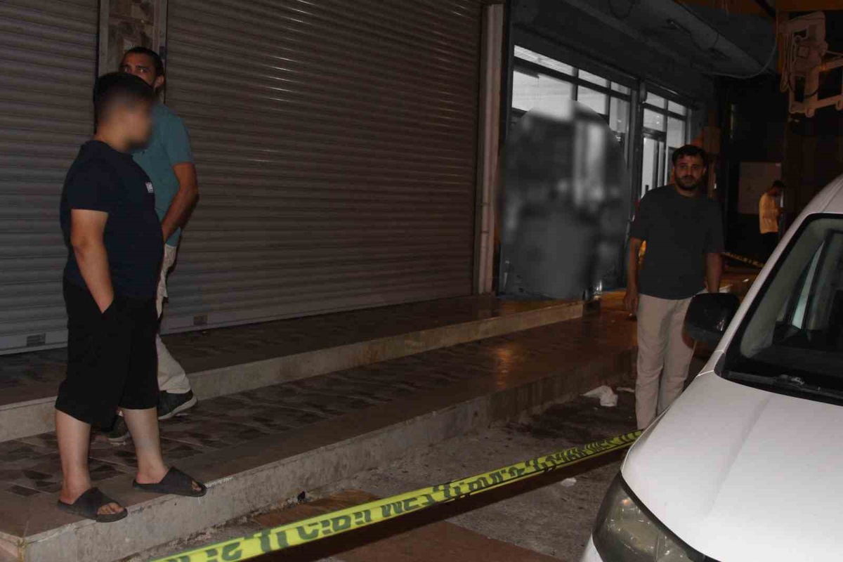 Adana Seyhan\'da kimya iş yerine silahlı saldırıda 16 yaşındaki çocuk ağır yaralandı