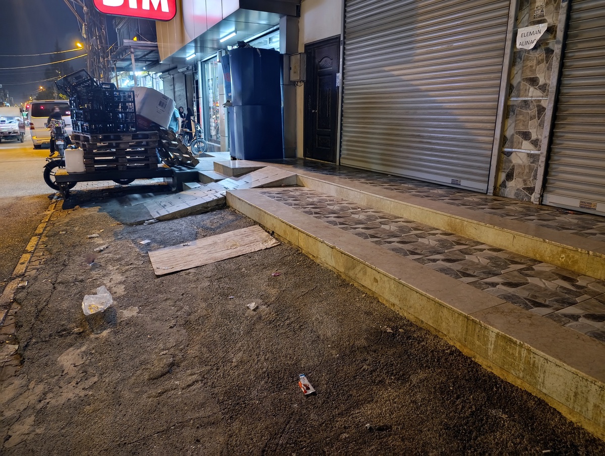 Adana Seyhan\'da dükkanda N.M., motosikletli saldırganın silahıyla ağır yaralandı