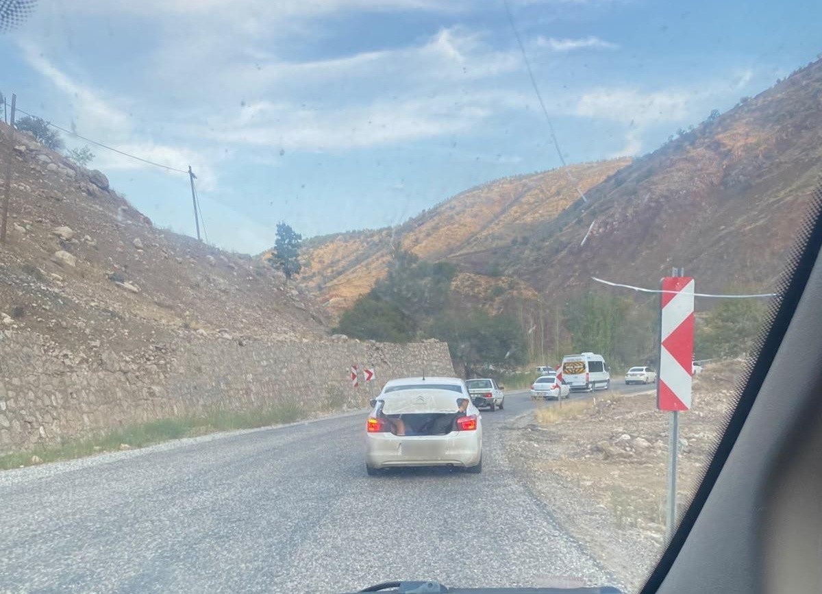 Otomobilin bagajında yolculuk yapan kişi Adıyaman-Çelikhan yolunda şaşırttı
