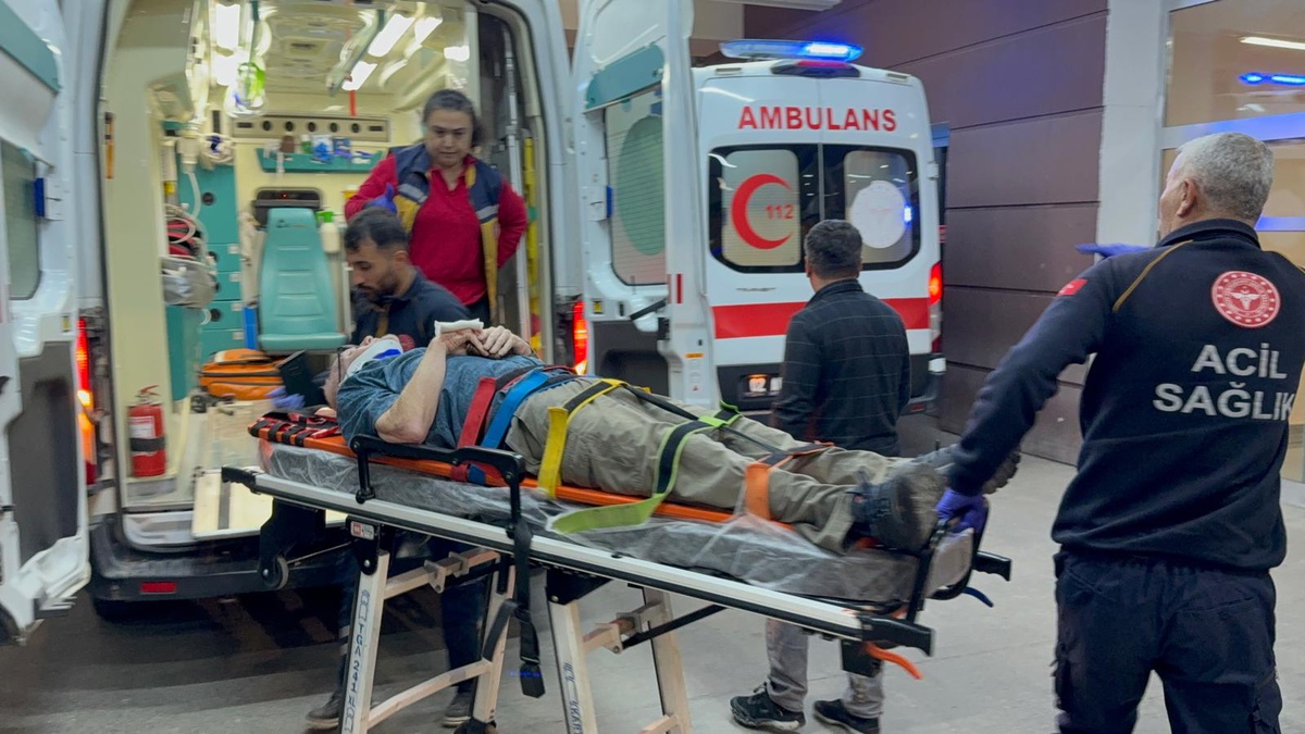 Adıyaman\'da tarım işçilerini taşıyan minibüsle otomobil çarpıştı, 15 kişi yaralandı